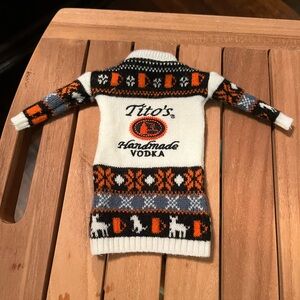Sweater Bottle Cover set - Black, Orange, White

Dress up your liquor bottles!